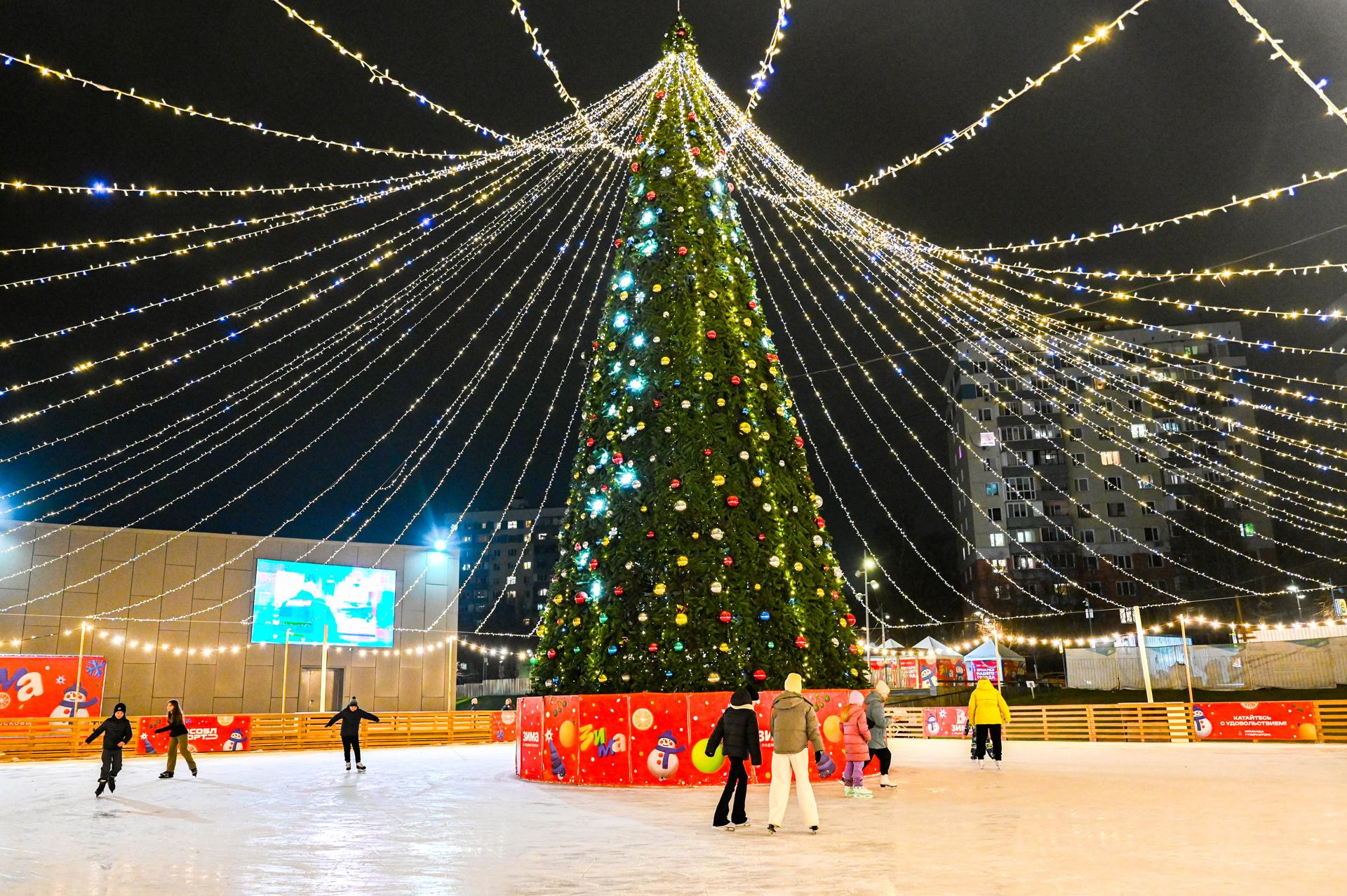 В Ленинском городском округе в рамках проекта губернатора Андрея Воробьева «Зима в Подмосковье» успешно функционирует каток на площади у кинотеатра «Искра» В Ленинском городском округе в рамках проекта губернатора Андрея Воробьева «Зима в Подмосковье» успешно функционирует каток на площади у кинотеатра «Искра»