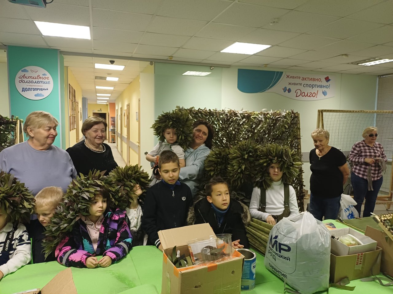 «Серебряные» волонтёры показали детям, как плетут маскировочные сети для СВО «Серебряные» волонтёры показали детям, как плетут маскировочные сети для СВО