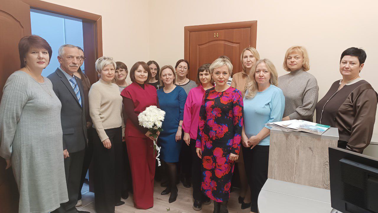 Совместно с депутатом Совета депутатов муниципального округа Чехов Владимиром Николаевичем Хоменковым и управлением финансов поздравила с 5-летним юбилеем Централизованную бухгалтерию!