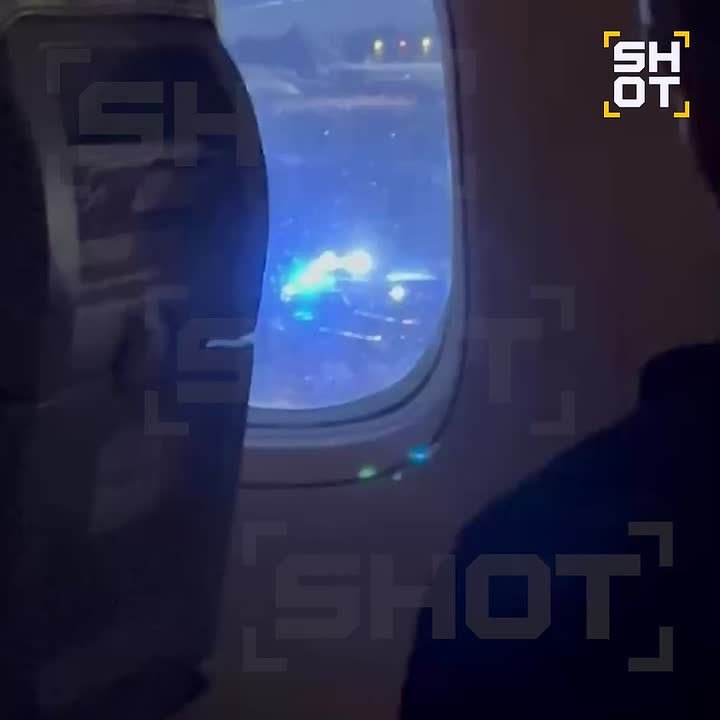 У боинга в Шереметьево загорелся двигатель во время взлета