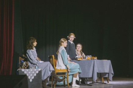 «Единая Россия» собрала более 500 зрителей на спектакле «Девчата» в Люберцах