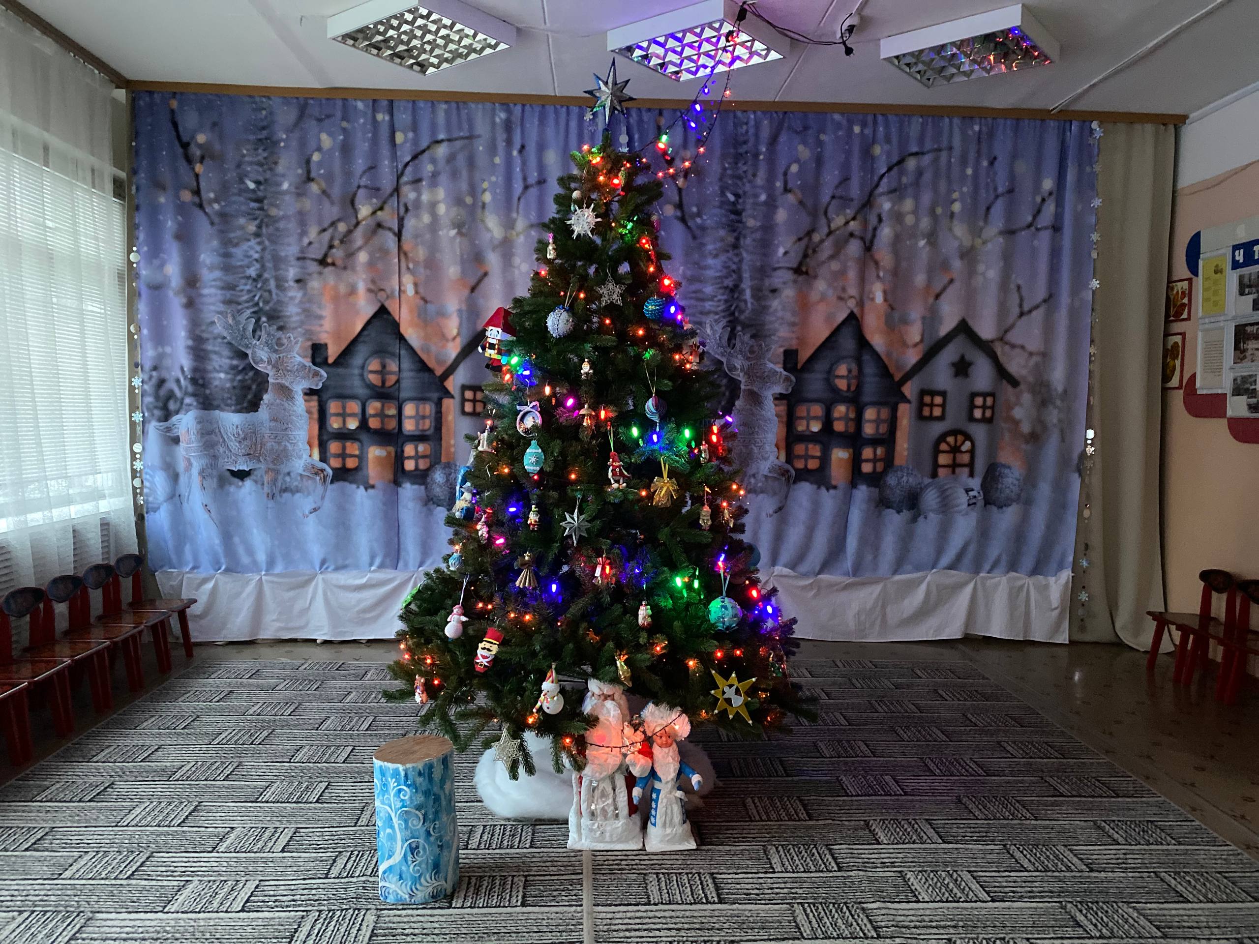 Сегодня в детский сад Дед Мороз принес елочку для дошколят Сегодня в детский сад Дед Мороз принес елочку для дошколят