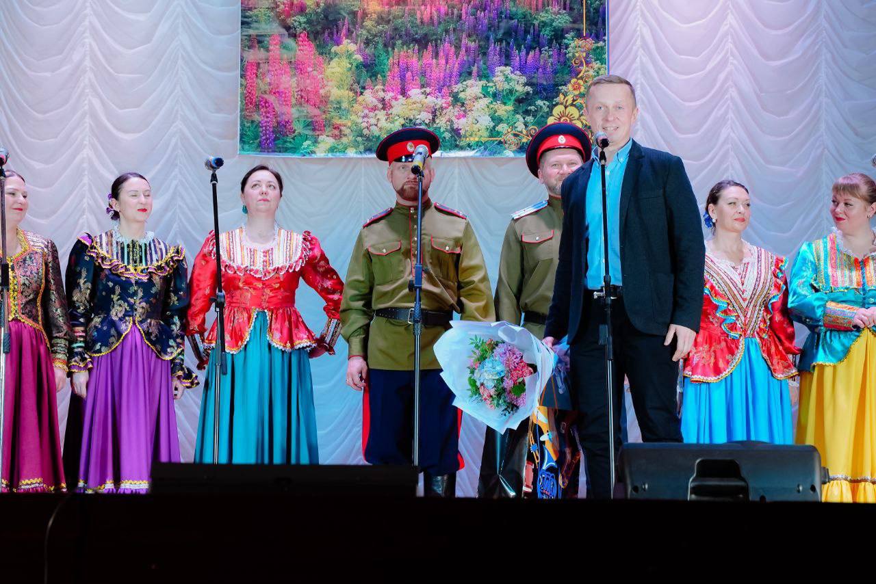 13 декабря в доме культуры «Родник» ярко и красочно отметил свой 25-летний юбилей Народный коллектив ансамбль русской песни «Никажель» под руководством Светланы Ипатовой 13 декабря в доме культуры «Родник» ярко и красочно отметил свой 25-летний юбилей Народный коллектив ансамбль русской песни «Никажель» под руководством Светланы Ипатовой