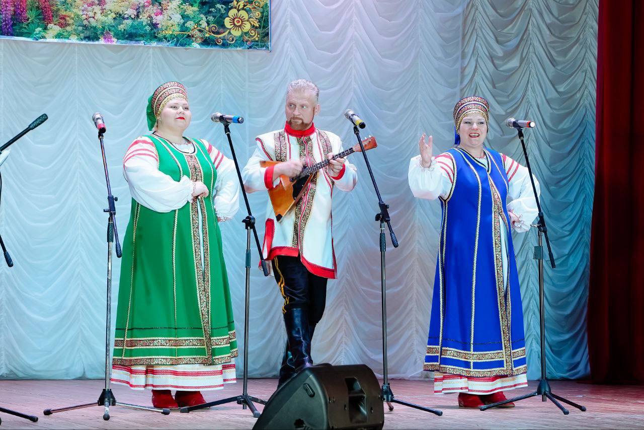 13 декабря в доме культуры «Родник» ярко и красочно отметил свой 25-летний юбилей Народный коллектив ансамбль русской песни «Никажель» под руководством Светланы Ипатовой 13 декабря в доме культуры «Родник» ярко и красочно отметил свой 25-летний юбилей Народный коллектив ансамбль русской песни «Никажель» под руководством Светланы Ипатовой