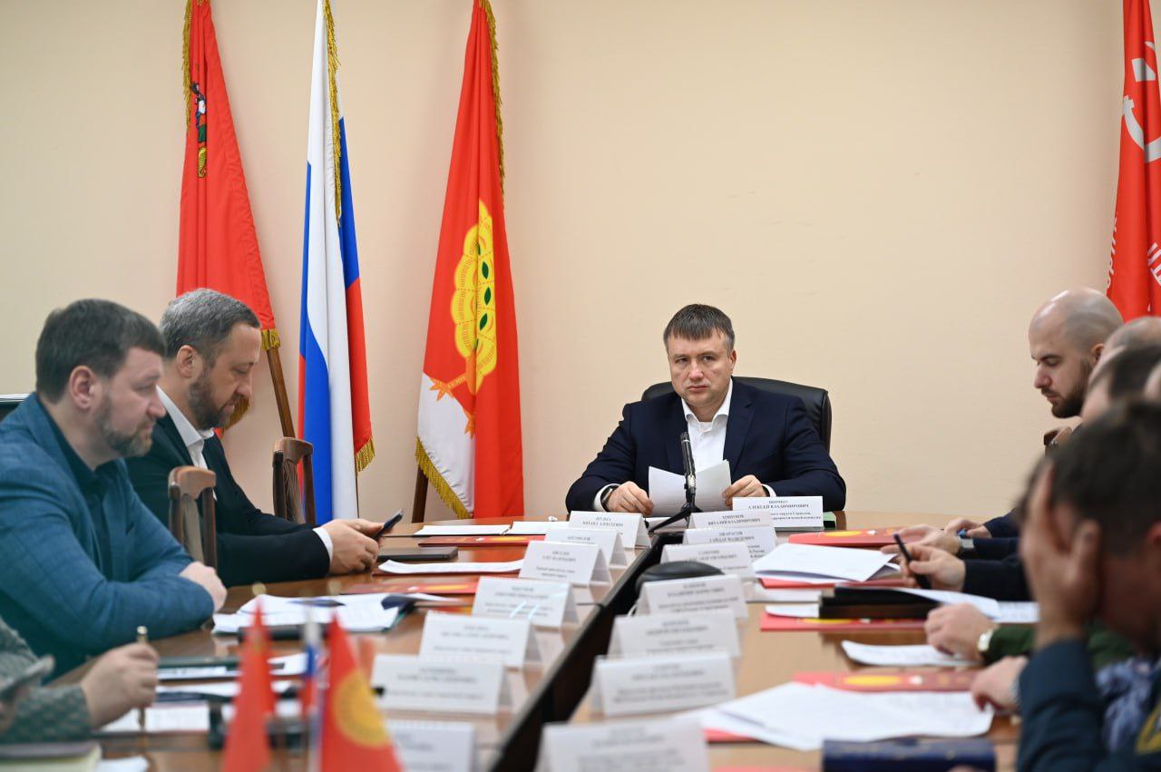 Глава городского округа Серпухов Алексей Шимко провёл заседание антитеррористической комиссии, на котором обсудили готовность к предстоящим главным зимним праздникам