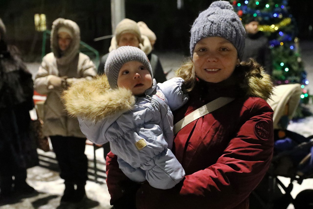 Поехали: в Долгопрудном стартовали новогодние праздники во дворах Поехали: в Долгопрудном стартовали новогодние праздники во дворах