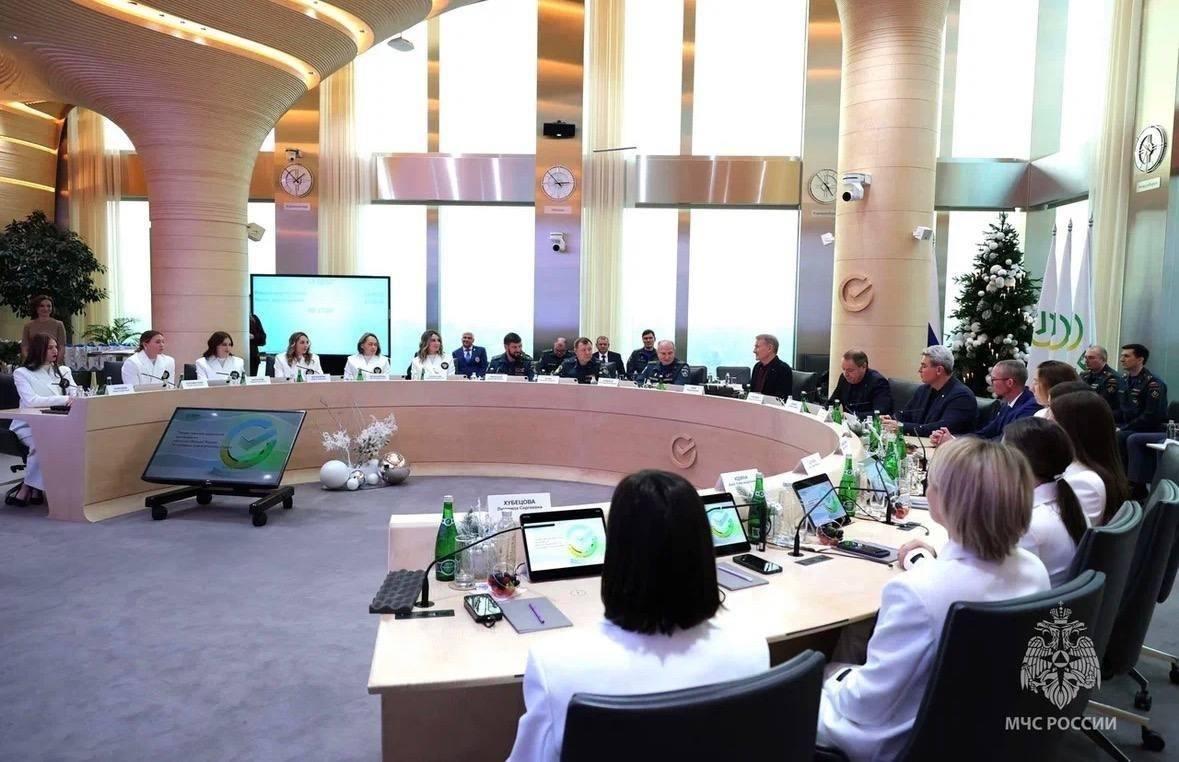 Сборные МЧС России по пожарно-спасательному спорту чествовали в Минспорта и Сбербанке Сборные МЧС России по пожарно-спасательному спорту чествовали в Минспорта и Сбербанке