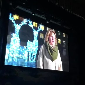 Сегодня Городской Дворец культуры и спорта «Мир» превратился в настоящую зимнюю сказку: стартовали долгожданные новогодние представления для детей от Главы округа!