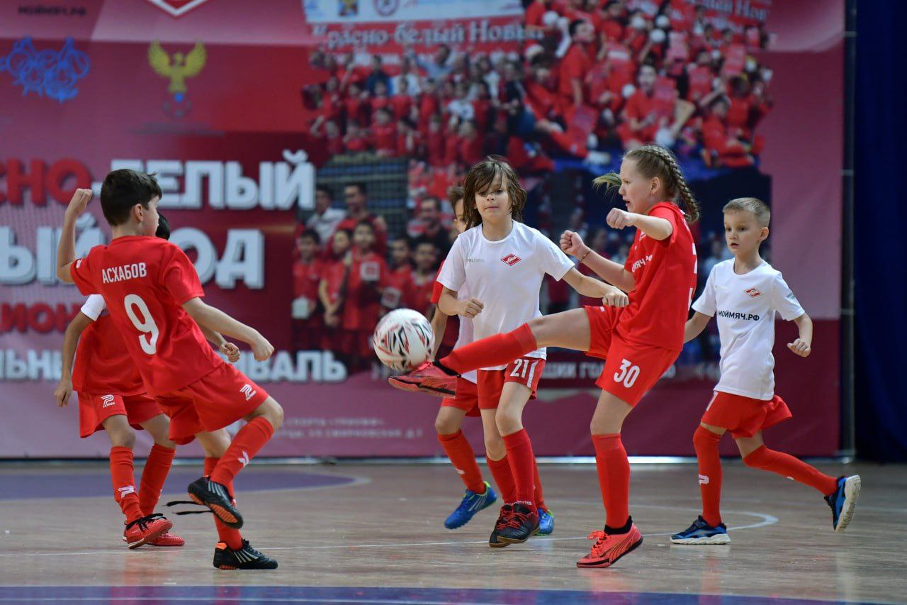 Более пятисот спортсменов приняли участие в футбольном фестивале «Красно-белый Новый год» в Люберцах Более пятисот спортсменов приняли участие в футбольном фестивале «Красно-белый Новый год» в Люберцах