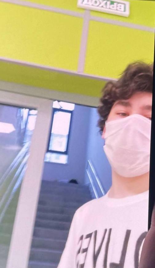 На кадрах из сети, предположительно, подросток, напавший с ножом на школьника и охранника в Одинцово