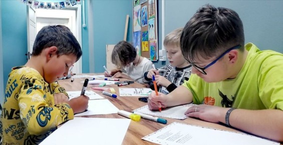 По приглашению члена Союза журналистов Московской области Елены Перетокиной юные корреспонденты Детского телевидения «Взлёт» Молодежного центра «Дружба» приняли участие в патриотической акции «Письмо солдату»