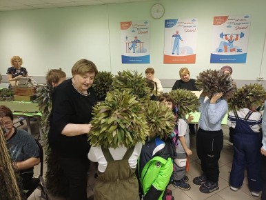 «Серебряные» волонтёры показали детям, как плетут маскировочные сети для СВО