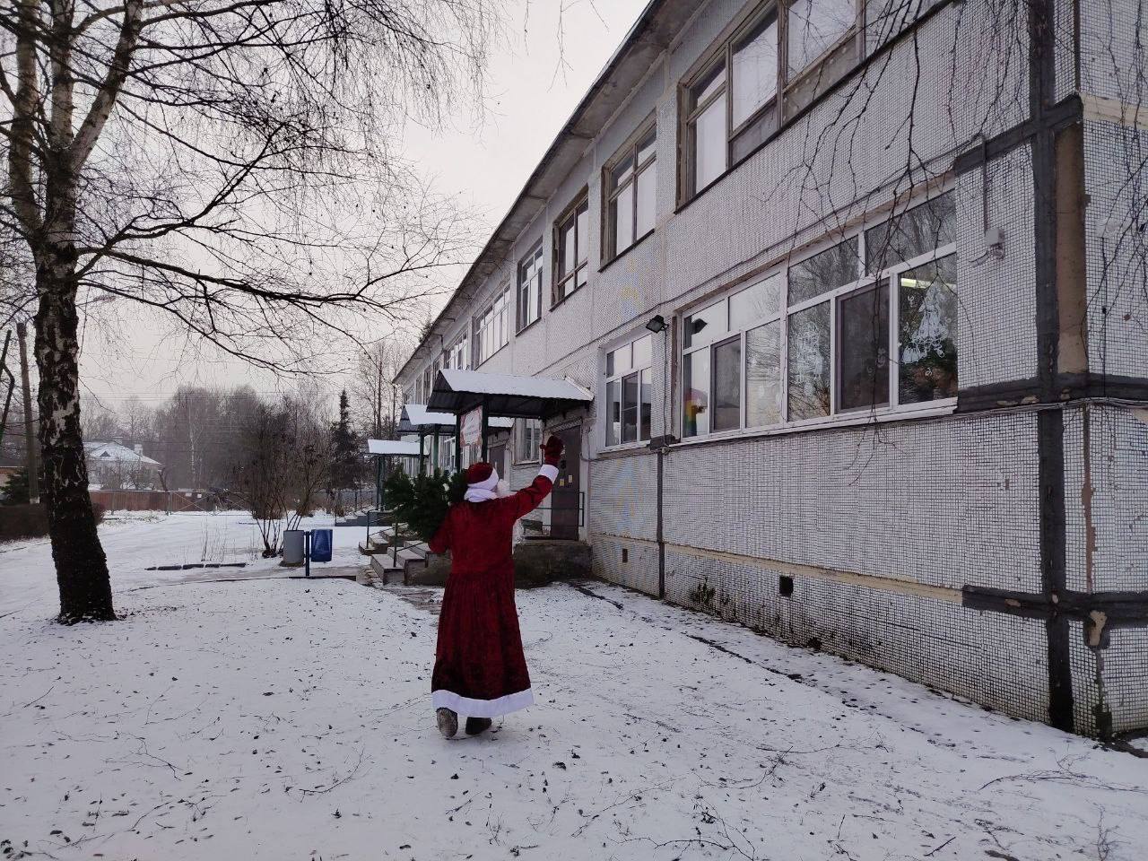 Сегодня в детский сад Дед Мороз принес елочку для дошколят