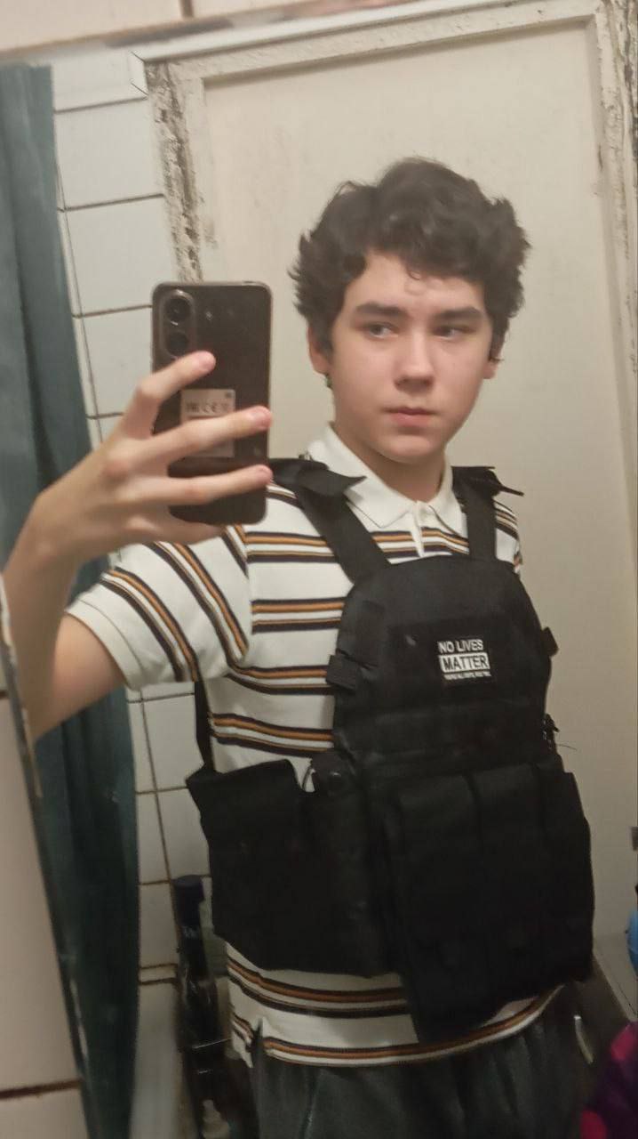 Появились предположительные фотографии подростка, устроившего сегодня резню в подмосковной школе