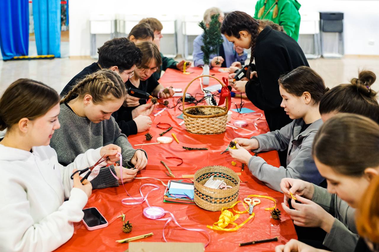 Школьники Химок сделали новогодние экоигрушки на ёлку Школьники Химок сделали новогодние экоигрушки на ёлку