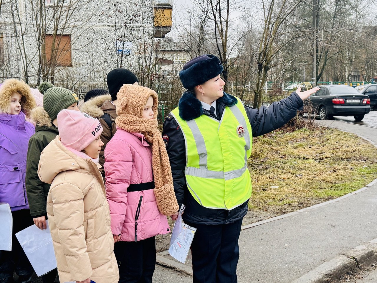 Безопасная зима. В рамках профилактического мероприятия «Зимние каникулы!» сотрудники Госавтоинспекции округа провели увлекательный пешеходный экскурс для учеников гимназии №14 Безопасная зима. В рамках профилактического мероприятия «Зимние каникулы!» сотрудники Госавтоинспекции округа провели увлекательный пешеходный экскурс для учеников гимназии №14