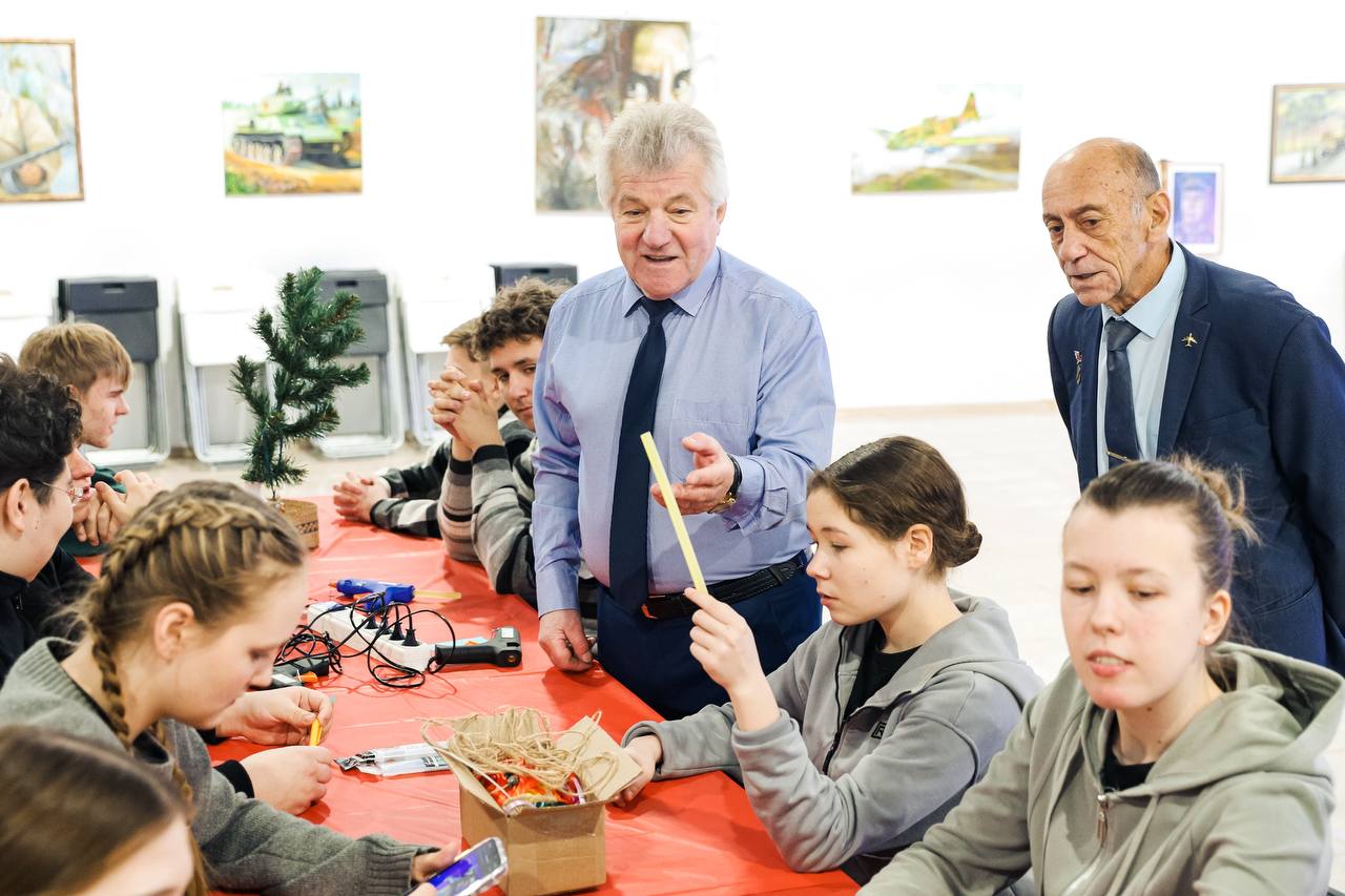 Школьники Химок сделали новогодние экоигрушки на ёлку