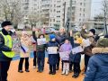 Безопасная зима. В рамках профилактического мероприятия «Зимние каникулы!» сотрудники Госавтоинспекции округа провели увлекательный пешеходный экскурс для учеников гимназии №14