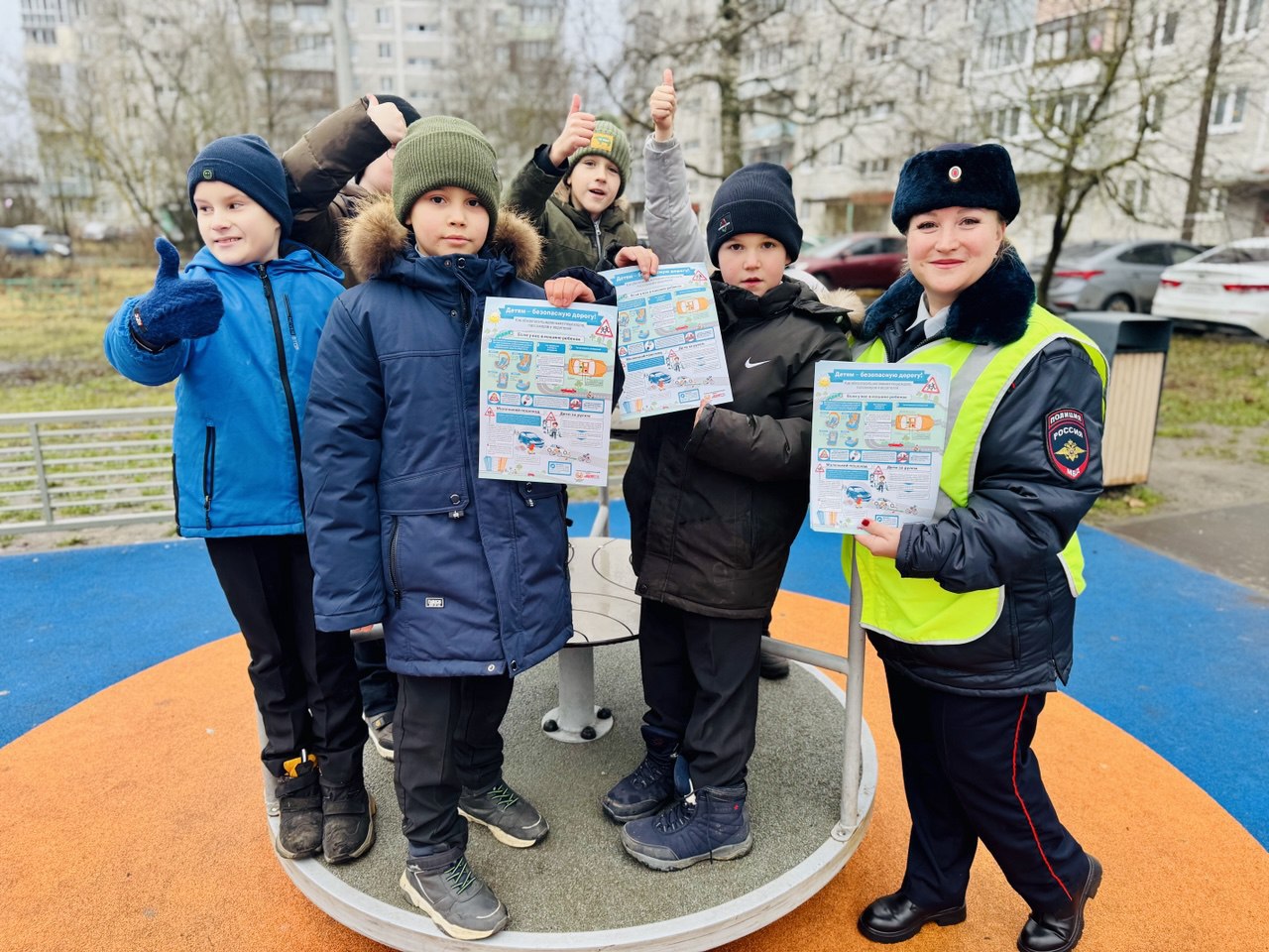 Безопасная зима. В рамках профилактического мероприятия «Зимние каникулы!» сотрудники Госавтоинспекции округа провели увлекательный пешеходный экскурс для учеников гимназии №14 Безопасная зима. В рамках профилактического мероприятия «Зимние каникулы!» сотрудники Госавтоинспекции округа провели увлекательный пешеходный экскурс для учеников гимназии №14