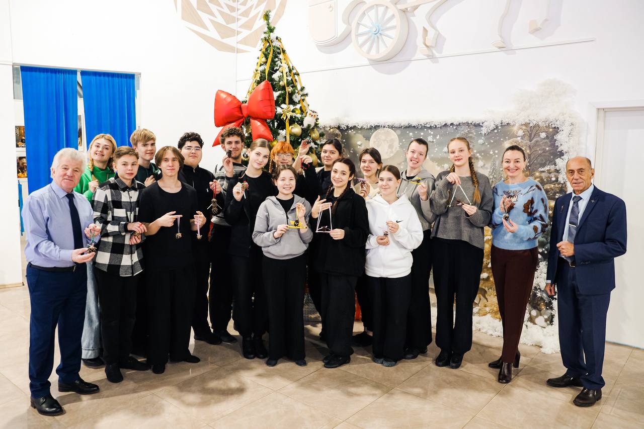 Школьники Химок сделали новогодние экоигрушки на ёлку Школьники Химок сделали новогодние экоигрушки на ёлку