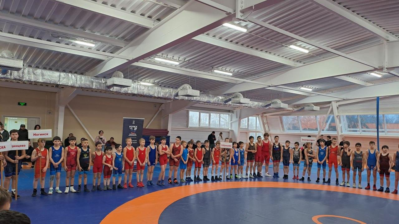 В спортивном зале единоборств ФОК «Акрихин» состоялись первые Открытые соревнования по греко-римской борьбе среди юношей 2009-2018 г.р. Турнир был посвящен памяти героя специальной военной операции, тренера по греко-римской...