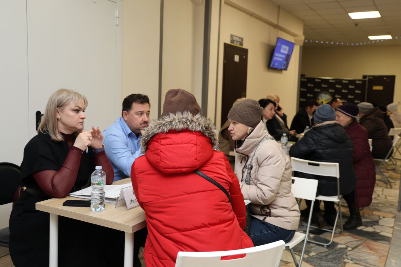 Выездной приём жителей. Провели выездную администрацию в Ледовом дворце спорта «Кристалл» Выездной приём жителей. Провели выездную администрацию в Ледовом дворце спорта «Кристалл»