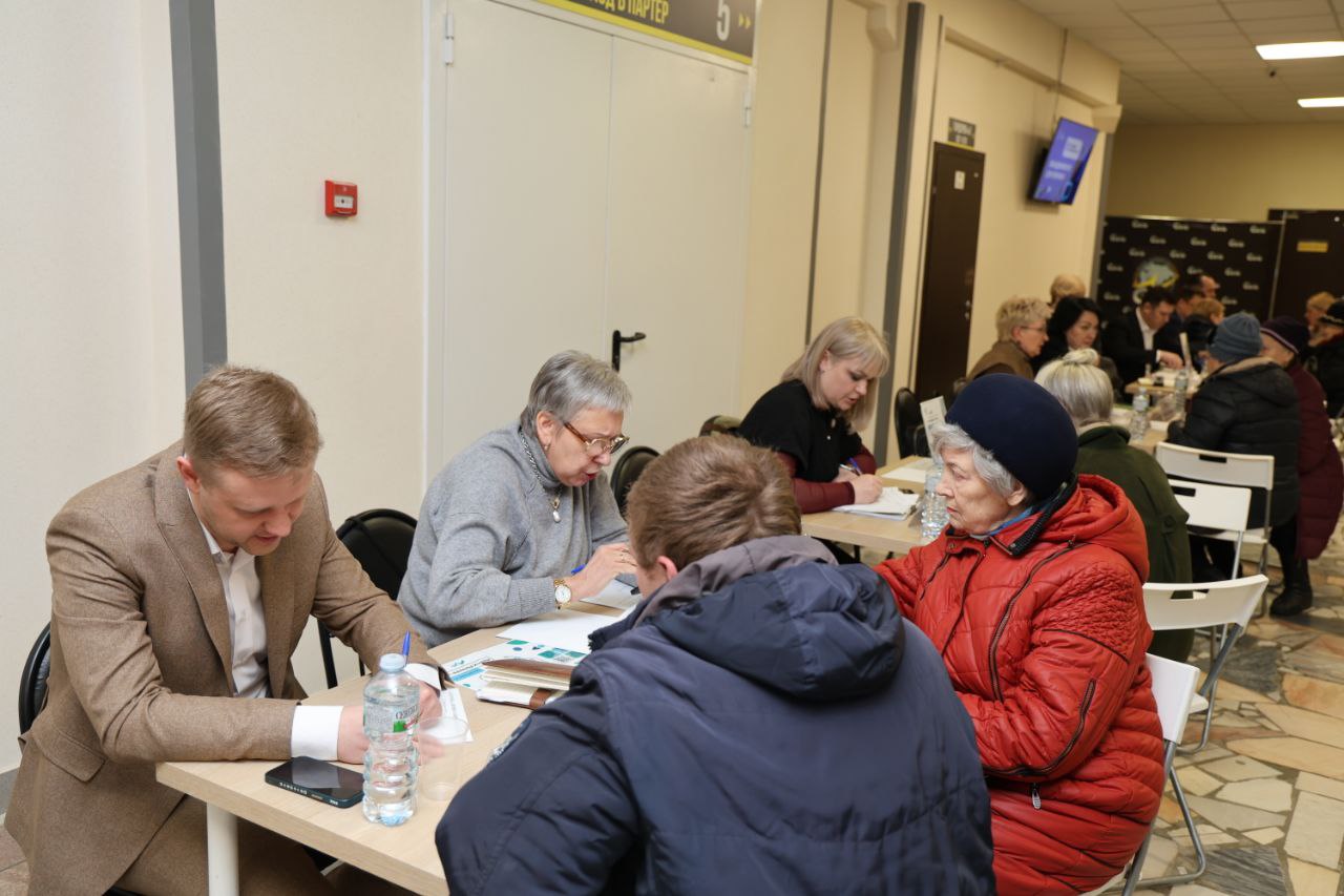 Выездной приём жителей. Провели выездную администрацию в Ледовом дворце спорта «Кристалл» Выездной приём жителей. Провели выездную администрацию в Ледовом дворце спорта «Кристалл»