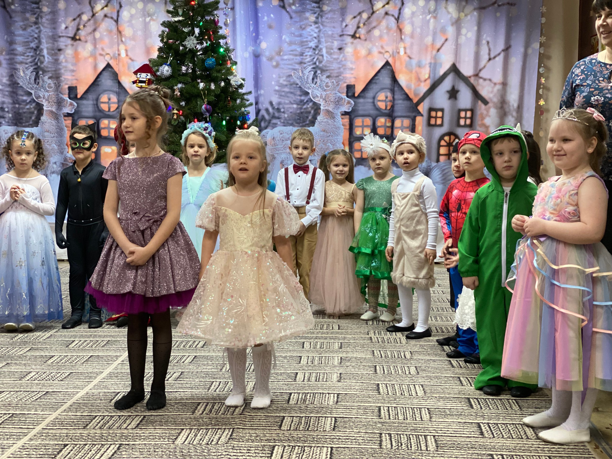 Сегодня в нашей старшей группе прошёл замечательный новогодний утренник, который собрал много радостных детских улыбок Сегодня в нашей старшей группе прошёл замечательный новогодний утренник, который собрал много радостных детских улыбок