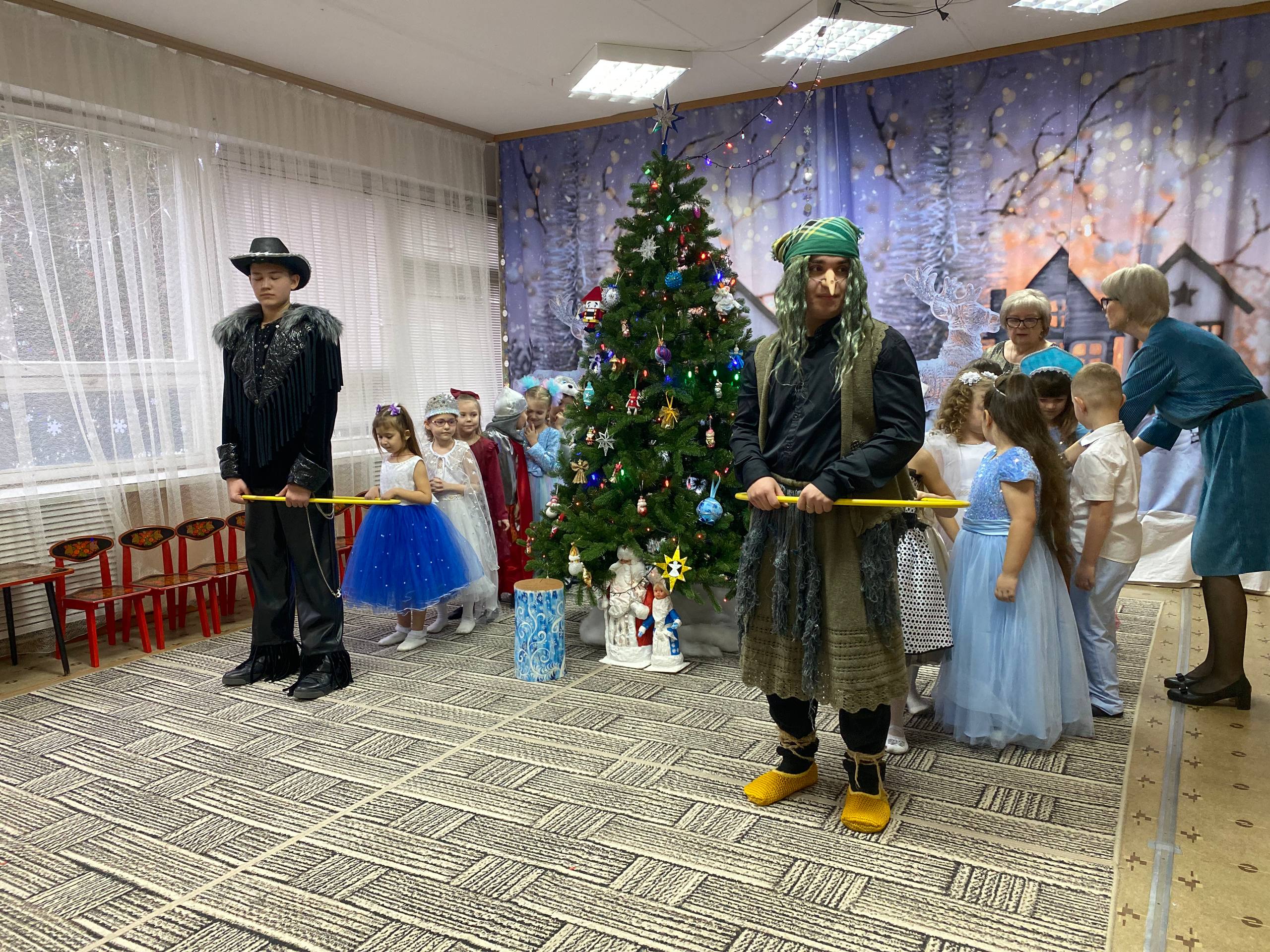 Новогодний утренник в подготовительной группе — это всегда особое событие, которое дарит детям массу радости и веселья Новогодний утренник в подготовительной группе — это всегда особое событие, которое дарит детям массу радости и веселья