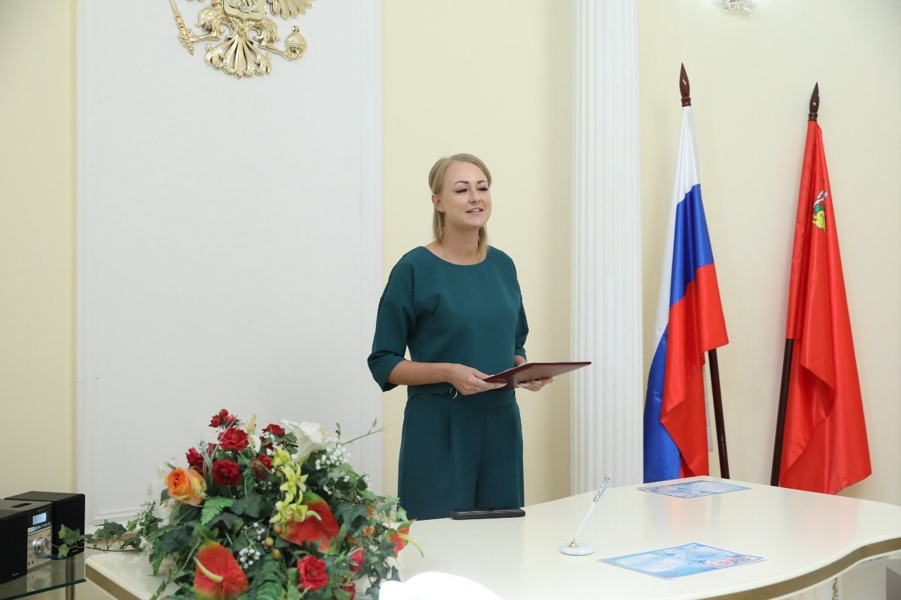 Соединяют сердца: работники ЗАГСа отмечают профессиональный праздник