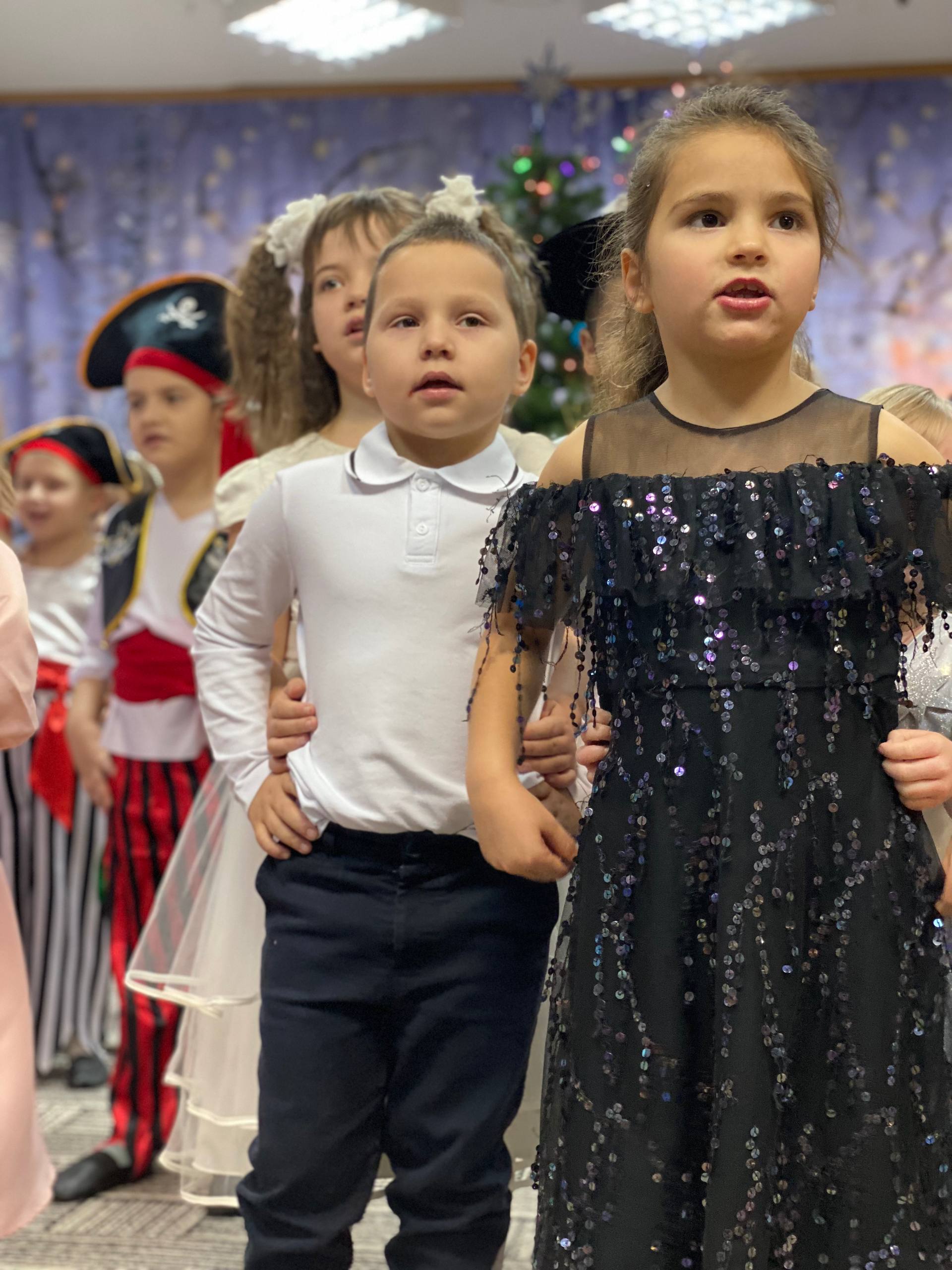 Новогодний утренник в подготовительной группе — это всегда особое событие, которое дарит детям массу радости и веселья Новогодний утренник в подготовительной группе — это всегда особое событие, которое дарит детям массу радости и веселья