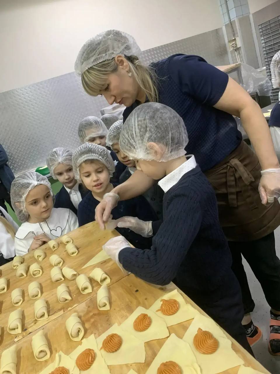 Ученики 1м класса гимназии 2 (здание 2) вместе со своим учителем Татьяной Владимировной Косиновой побывали на экскурсии на кондитерской фабрике «Лилия», которая расположена в поселке Васькино Ученики 1м класса гимназии 2 (здание 2) вместе со своим учителем Татьяной Владимировной Косиновой побывали на экскурсии на кондитерской фабрике «Лилия», которая расположена в поселке Васькино