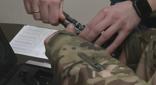 Участнику специальной военной операции, одному из сотрудников МКУ «Тарасовское» рабочий коллектив передал детектор дронов