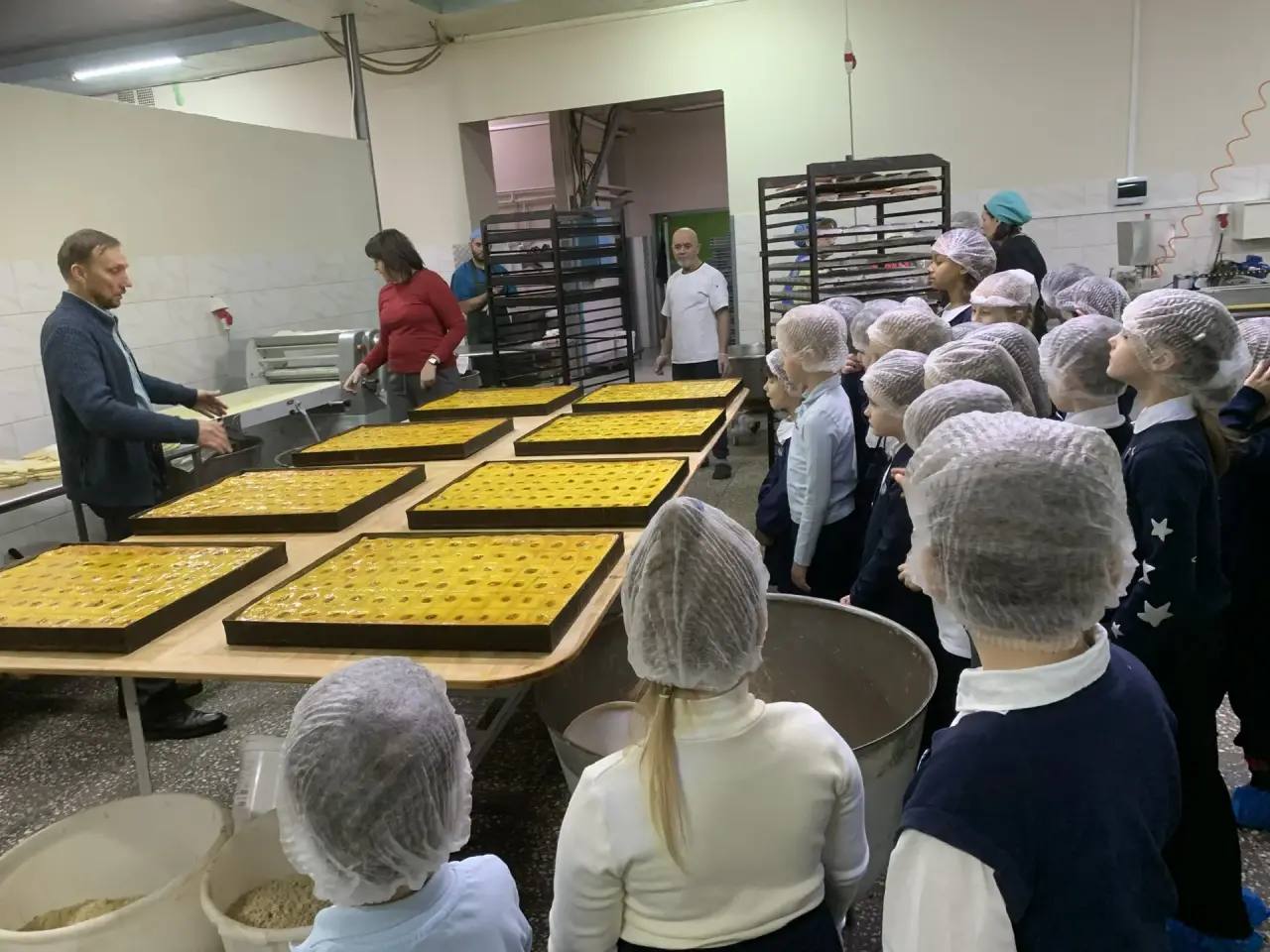 Ученики 1м класса гимназии 2 (здание 2) вместе со своим учителем Татьяной Владимировной Косиновой побывали на экскурсии на кондитерской фабрике «Лилия», которая расположена в поселке Васькино Ученики 1м класса гимназии 2 (здание 2) вместе со своим учителем Татьяной Владимировной Косиновой побывали на экскурсии на кондитерской фабрике «Лилия», которая расположена в поселке Васькино