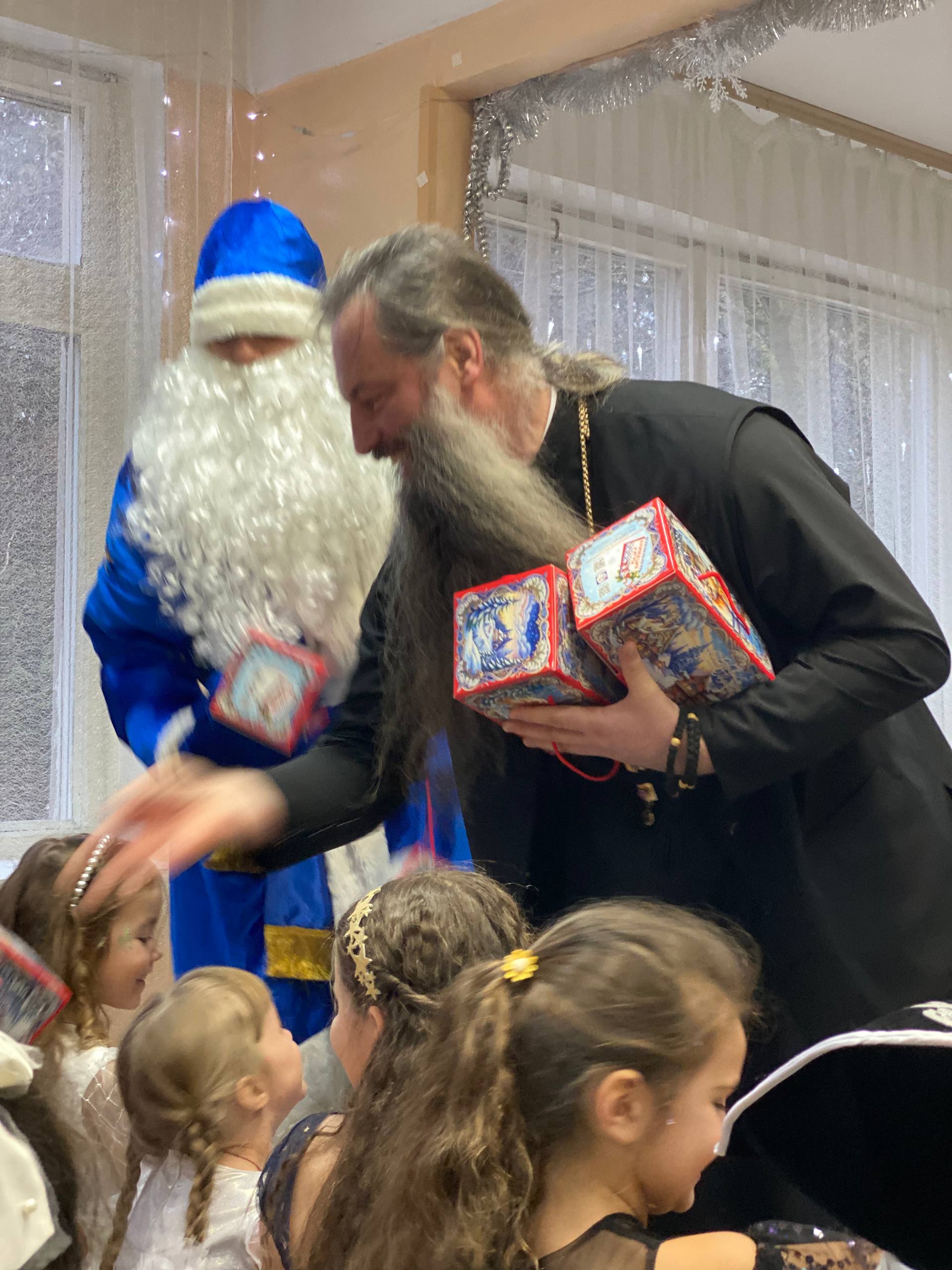 Новогодний утренник в подготовительной группе — это всегда особое событие, которое дарит детям массу радости и веселья Новогодний утренник в подготовительной группе — это всегда особое событие, которое дарит детям массу радости и веселья