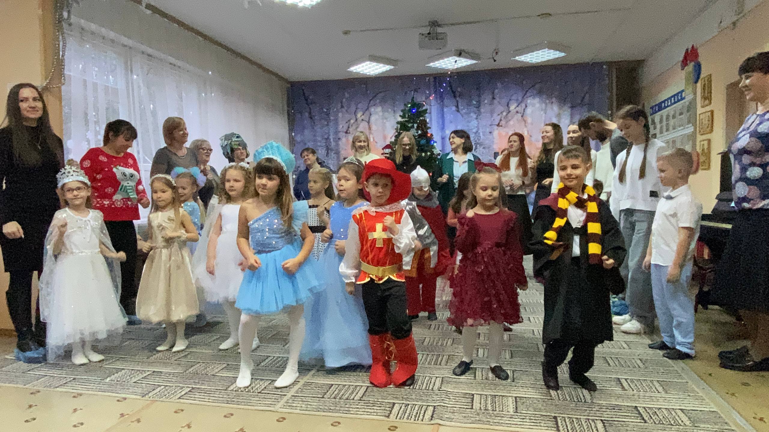 Новогодний утренник в подготовительной группе — это всегда особое событие, которое дарит детям массу радости и веселья Новогодний утренник в подготовительной группе — это всегда особое событие, которое дарит детям массу радости и веселья