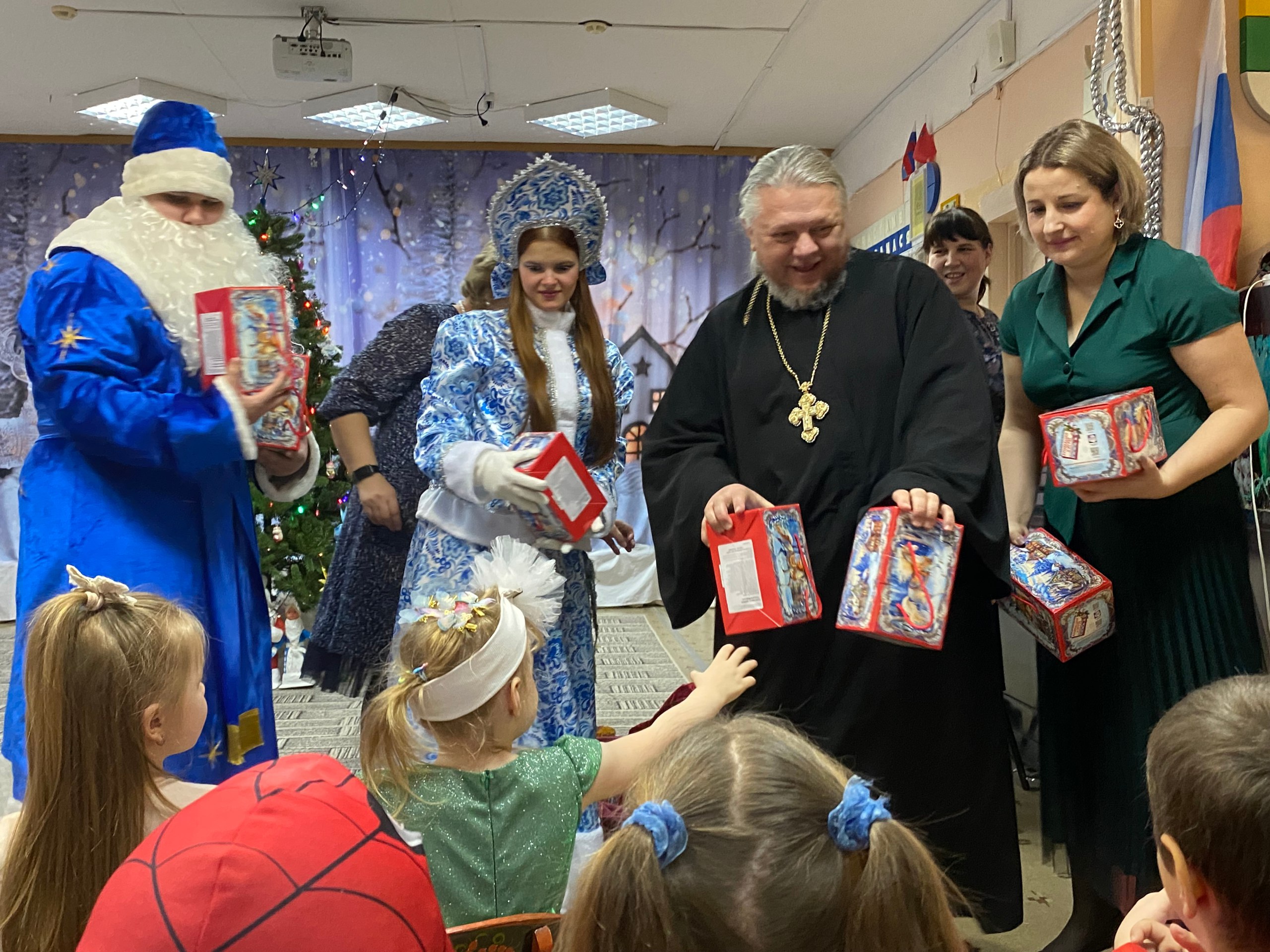 Сегодня в нашей старшей группе прошёл замечательный новогодний утренник, который собрал много радостных детских улыбок Сегодня в нашей старшей группе прошёл замечательный новогодний утренник, который собрал много радостных детских улыбок