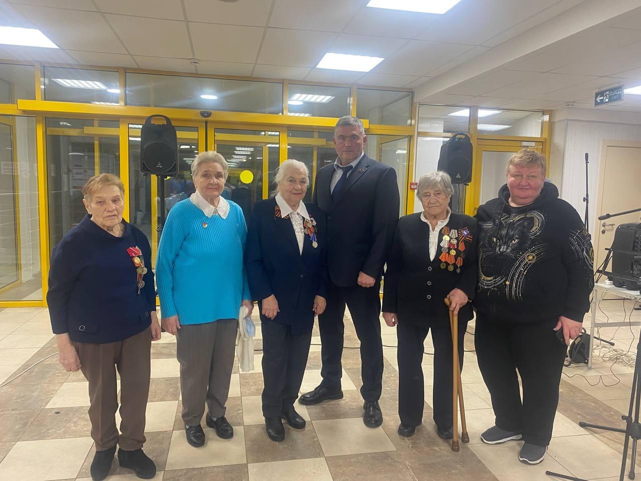 Ветераны Долгопрудного встретились с пациентами госпиталя