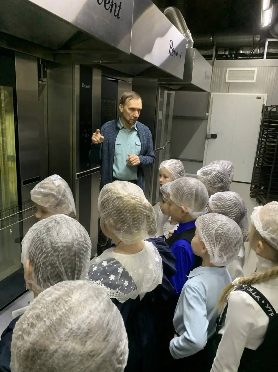 Ученики 1м класса гимназии 2 (здание 2) вместе со своим учителем Татьяной Владимировной Косиновой побывали на экскурсии на кондитерской фабрике «Лилия», которая расположена в поселке Васькино Ученики 1м класса гимназии 2 (здание 2) вместе со своим учителем Татьяной Владимировной Косиновой побывали на экскурсии на кондитерской фабрике «Лилия», которая расположена в поселке Васькино