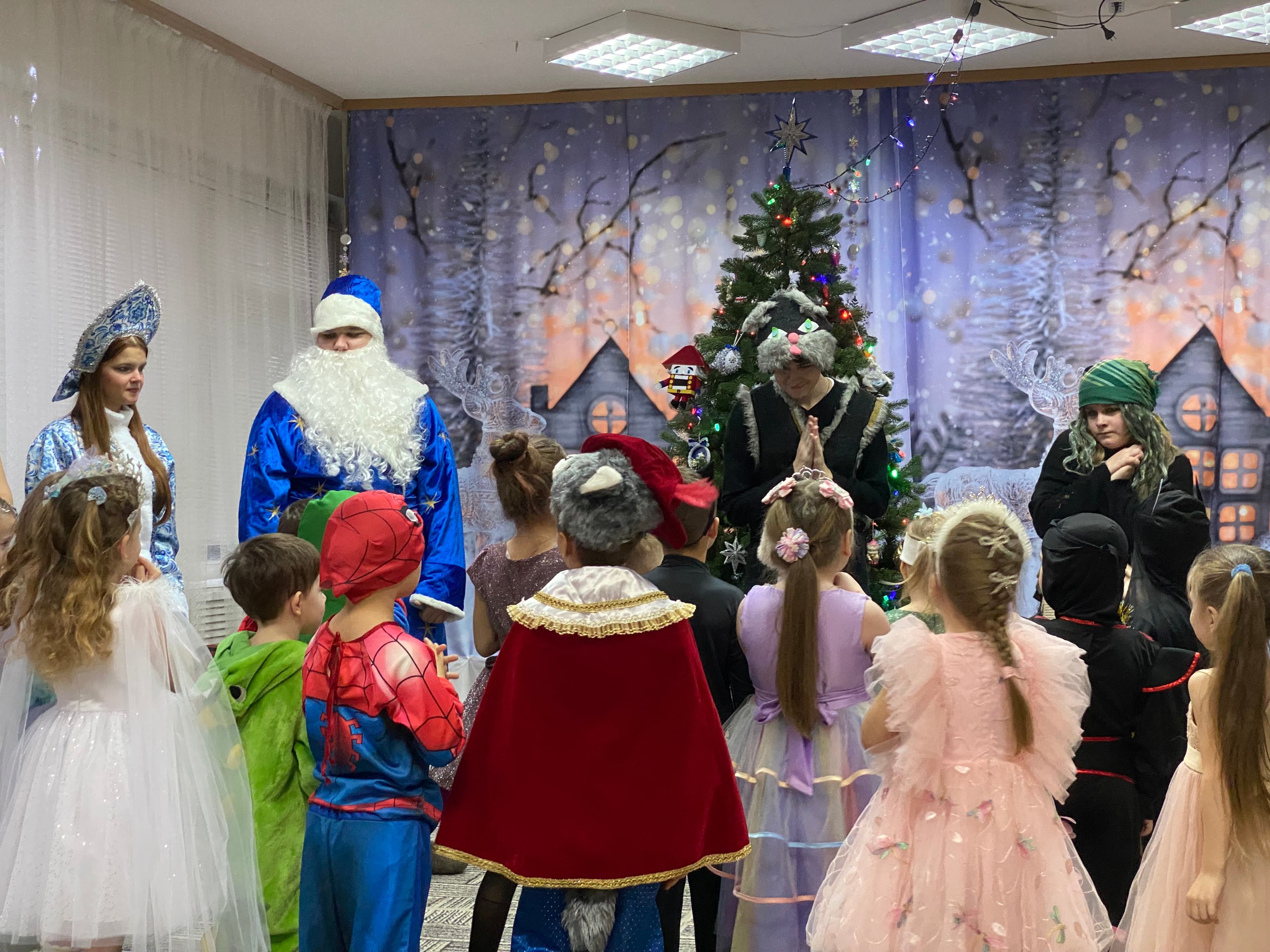 Сегодня в нашей старшей группе прошёл замечательный новогодний утренник, который собрал много радостных детских улыбок Сегодня в нашей старшей группе прошёл замечательный новогодний утренник, который собрал много радостных детских улыбок
