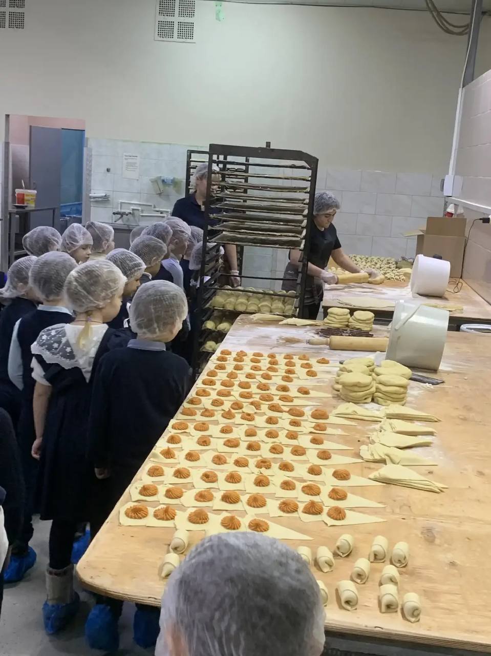 Ученики 1м класса гимназии 2 (здание 2) вместе со своим учителем Татьяной Владимировной Косиновой побывали на экскурсии на кондитерской фабрике «Лилия», которая расположена в поселке Васькино Ученики 1м класса гимназии 2 (здание 2) вместе со своим учителем Татьяной Владимировной Косиновой побывали на экскурсии на кондитерской фабрике «Лилия», которая расположена в поселке Васькино