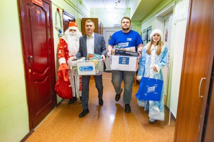 Дед Мороз и Снегурочка вместе с руководителем депутатского объединения партии «Единая Россия» в Совете депутатов округа Дмитрием Нестеровым приехали к ребятам из детского психиатрического стационара больницы им. Т.Б....