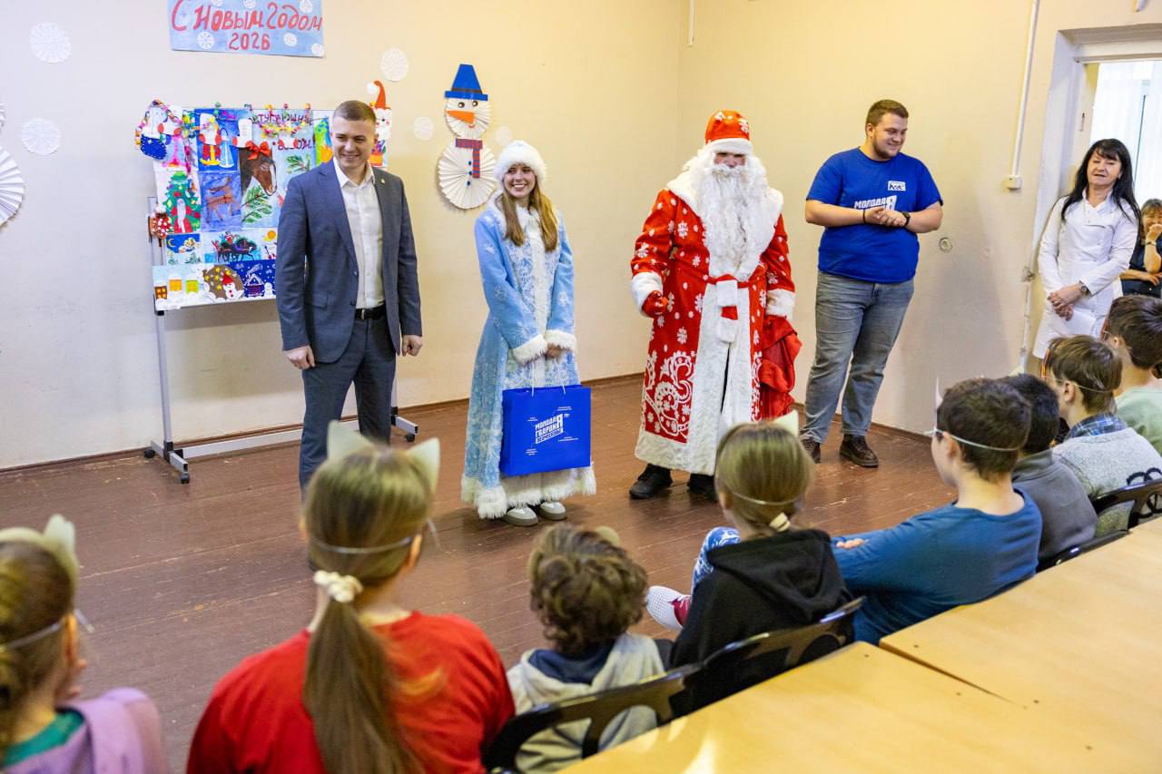 Дед Мороз и Снегурочка вместе с руководителем депутатского объединения партии «Единая Россия» в Совете депутатов округа Дмитрием Нестеровым приехали к ребятам из детского психиатрического стационара больницы им. Т.Б.... Дед Мороз и Снегурочка вместе с руководителем депутатского объединения партии «Единая Россия» в Совете депутатов округа Дмитрием Нестеровым приехали к ребятам из детского психиатрического стационара больницы им. Т.Б....