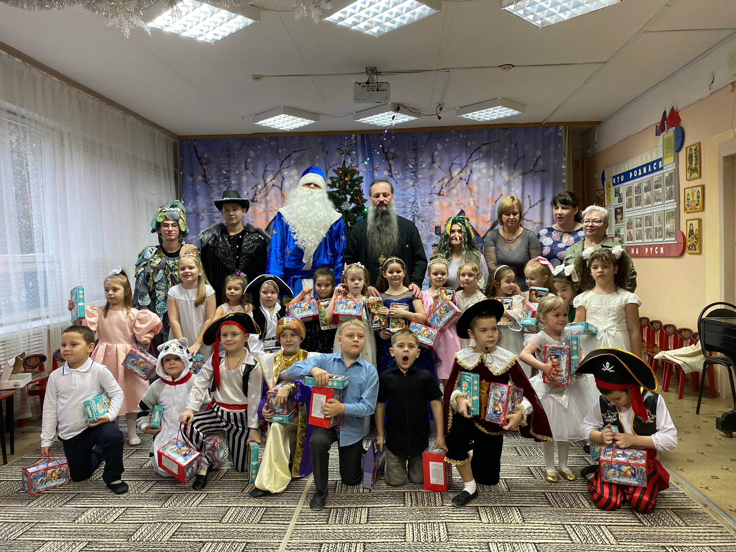 Новогодний утренник в подготовительной группе — это всегда особое событие, которое дарит детям массу радости и веселья Новогодний утренник в подготовительной группе — это всегда особое событие, которое дарит детям массу радости и веселья