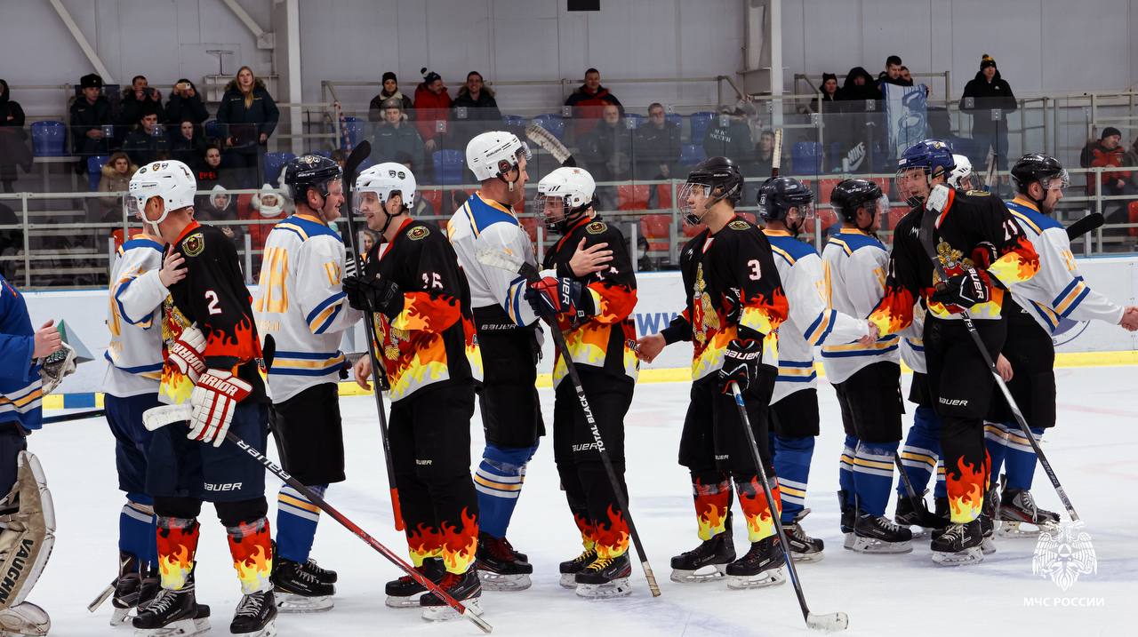 На ледовой арене парка-отеля «Пересвет» состоялся открытый турнир по хоккею среди подразделений МЧС России