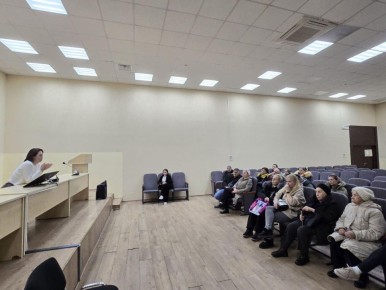 Замглавы округа Пушкинский Людмила Конопатченкова провела встречу с жильцами дома № 10 по 2-й Домбровской улице в Пушкино, чьи квартиры признаны аварийными