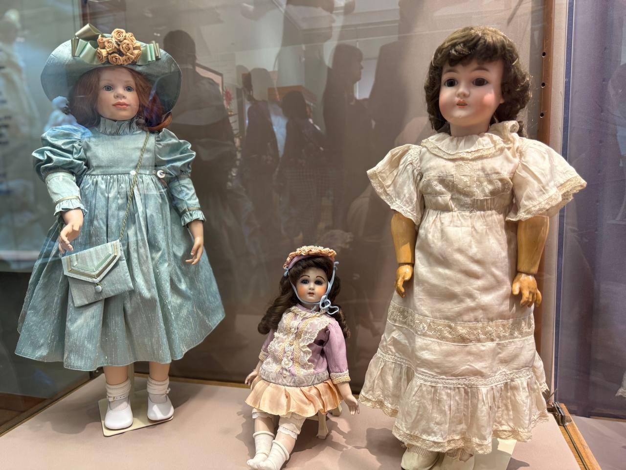 Сергиево-Посадский музей-заповедник приглашает на уникальную выставку, впервые представляющую в своих залах коллекцию авторских, винтажных и антикварных кукол известного художника Татьяны Бирюковой