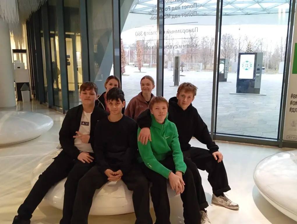 Ученики 9Г, 9Д, 9Е и 8Е провели потрясающий день в новогодней Москве! Ученики 9Г, 9Д, 9Е и 8Е провели потрясающий день в новогодней Москве!