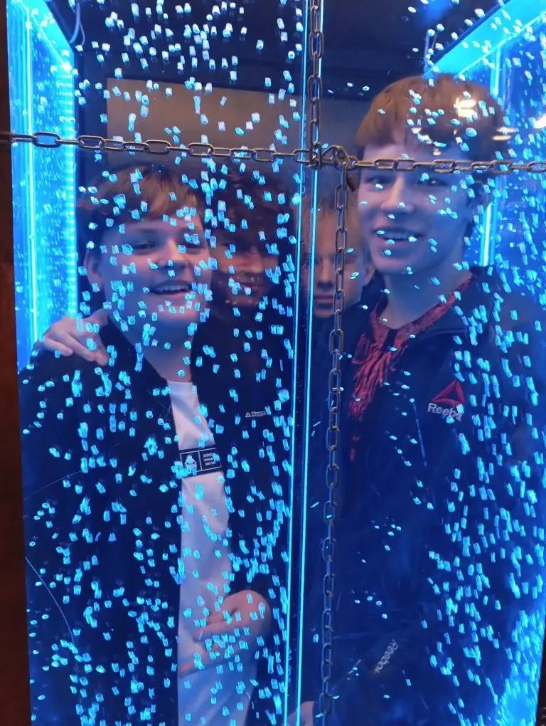 Ученики 9Г, 9Д, 9Е и 8Е провели потрясающий день в новогодней Москве! Ученики 9Г, 9Д, 9Е и 8Е провели потрясающий день в новогодней Москве!