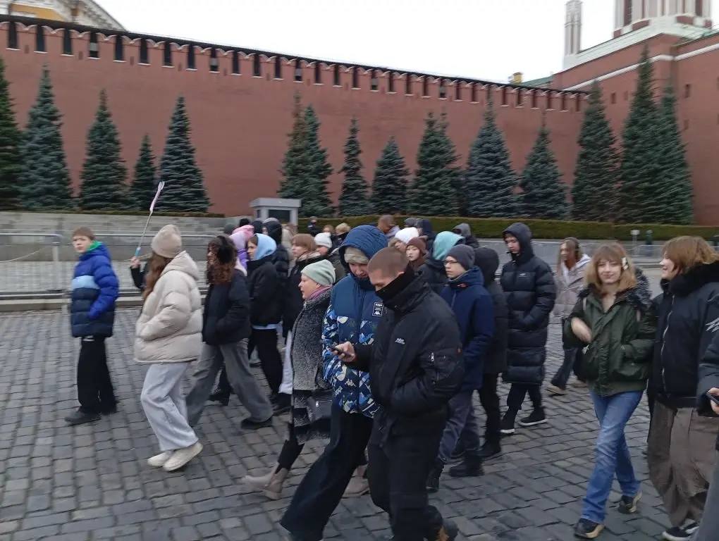 Ученики 9Г, 9Д, 9Е и 8Е провели потрясающий день в новогодней Москве! Ученики 9Г, 9Д, 9Е и 8Е провели потрясающий день в новогодней Москве!